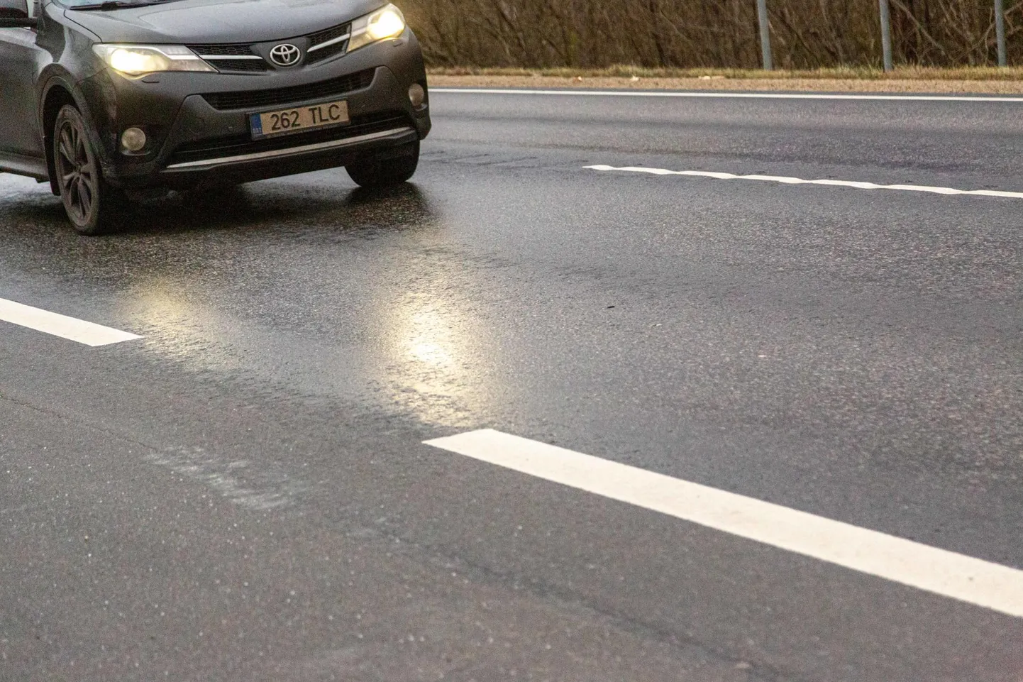 Teedel varitseb must jää.