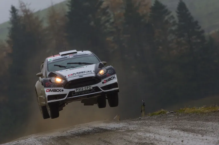 Ott Tänak lendas Walesi teedel kõrgelt ja kiiresti. FOTO: