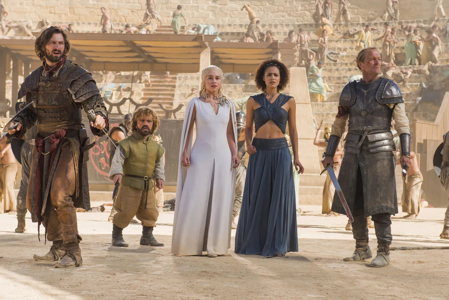 Stseen Troonide mängust. Näitlejad Michiel Huisman, Peter Dinklage, Emilia Clarke, Nathalie Emmanuel ja Iain Glen
