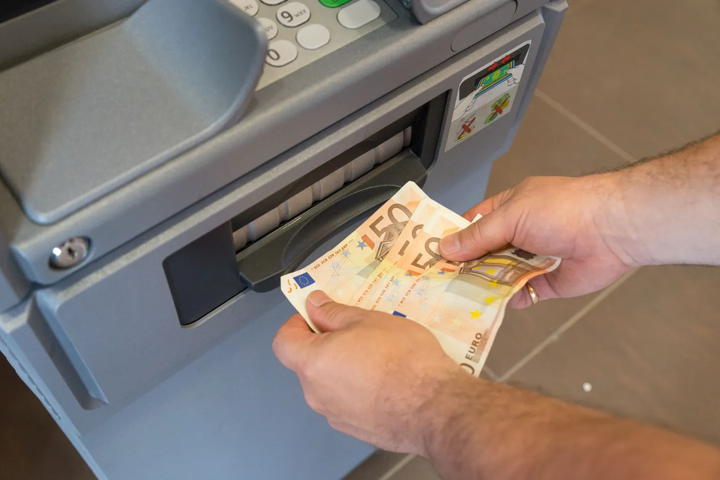 Sularaha sissemaksmise automaat.
