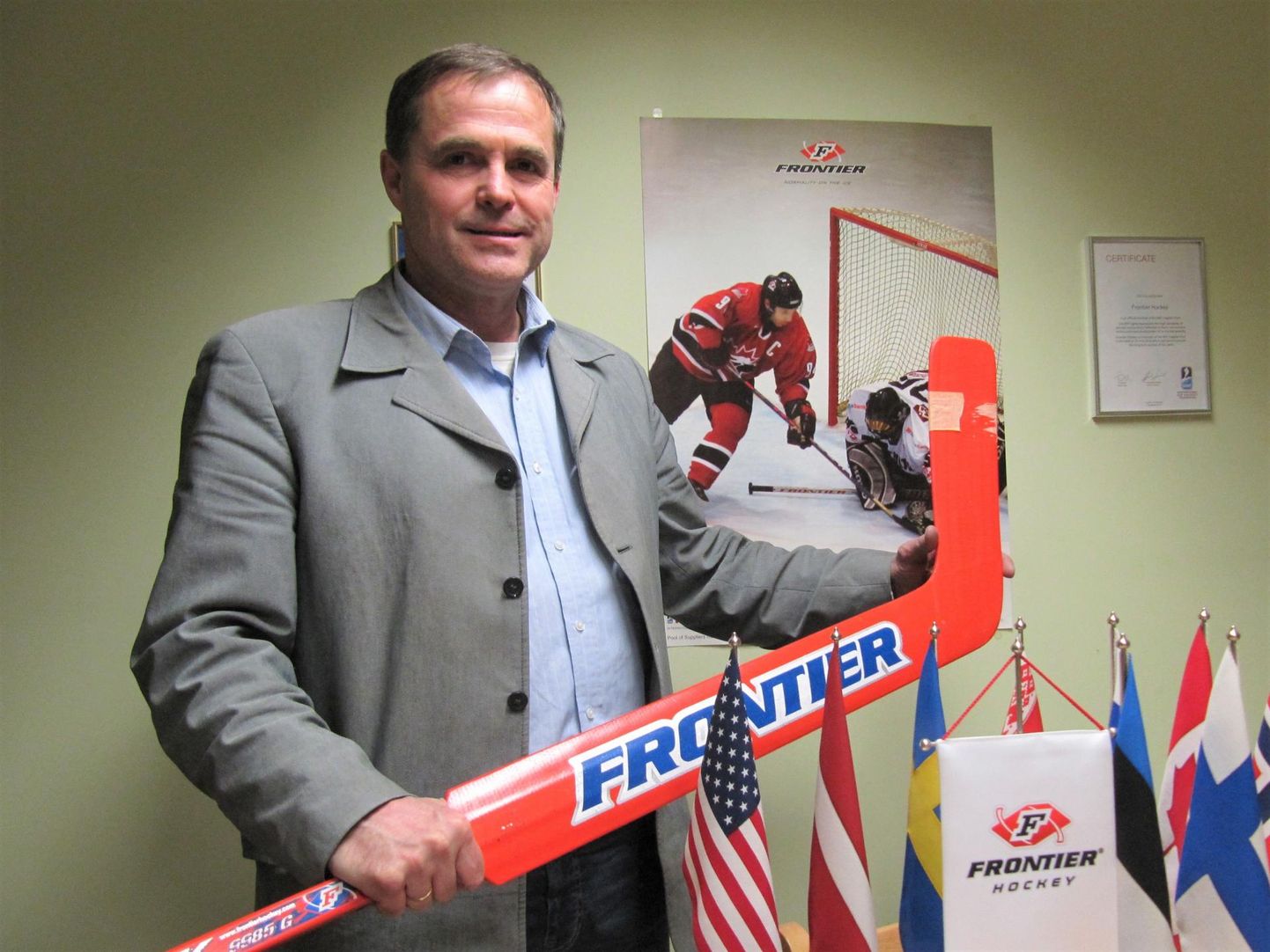 Imre Taveteri käes on 2008. aastal maailmameistriks tulnud Venemaa väravavahi Mihhail Birjukovi Frontier Hockeys valminud kepp.