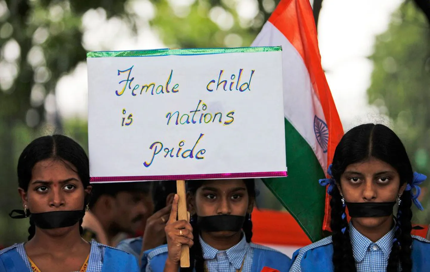 India koolitüdrukud pärast viieaastase tüdruku vägistamist toimunud vaikival protestiaktsioonil plakatiga, millel seisab: «Tüdrukud on rahvuslik uhkus.»