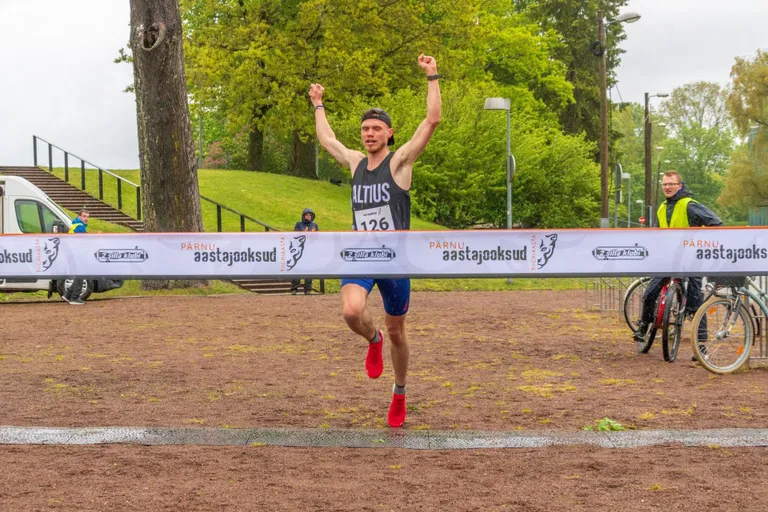 Meestest võitis aastajooksu etapi Karl Mäe (SK Altius) 4.20,2ga.