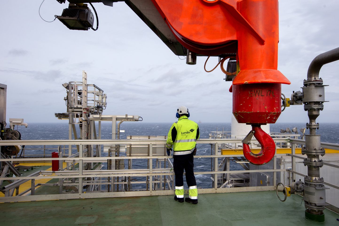 Norra naftatööstus on vähendanud töötajate arvu 30 000 võrra. Pildil Põhjameres asuva naftaplatvormi Edvard Grieg tööline.