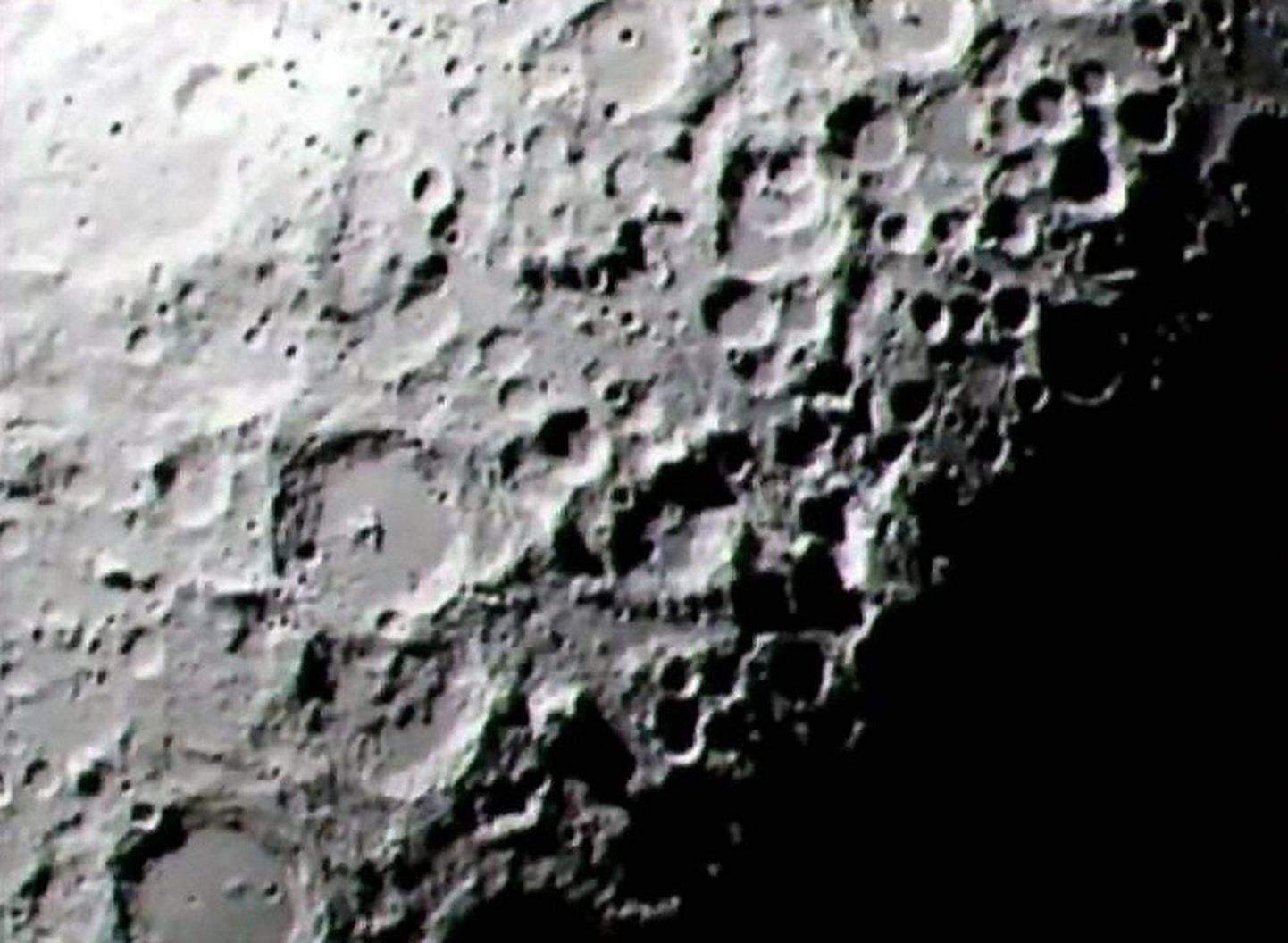 NASA foto Kuu lõunapoolusest, kust uurimisrakett hõbedat leidis.