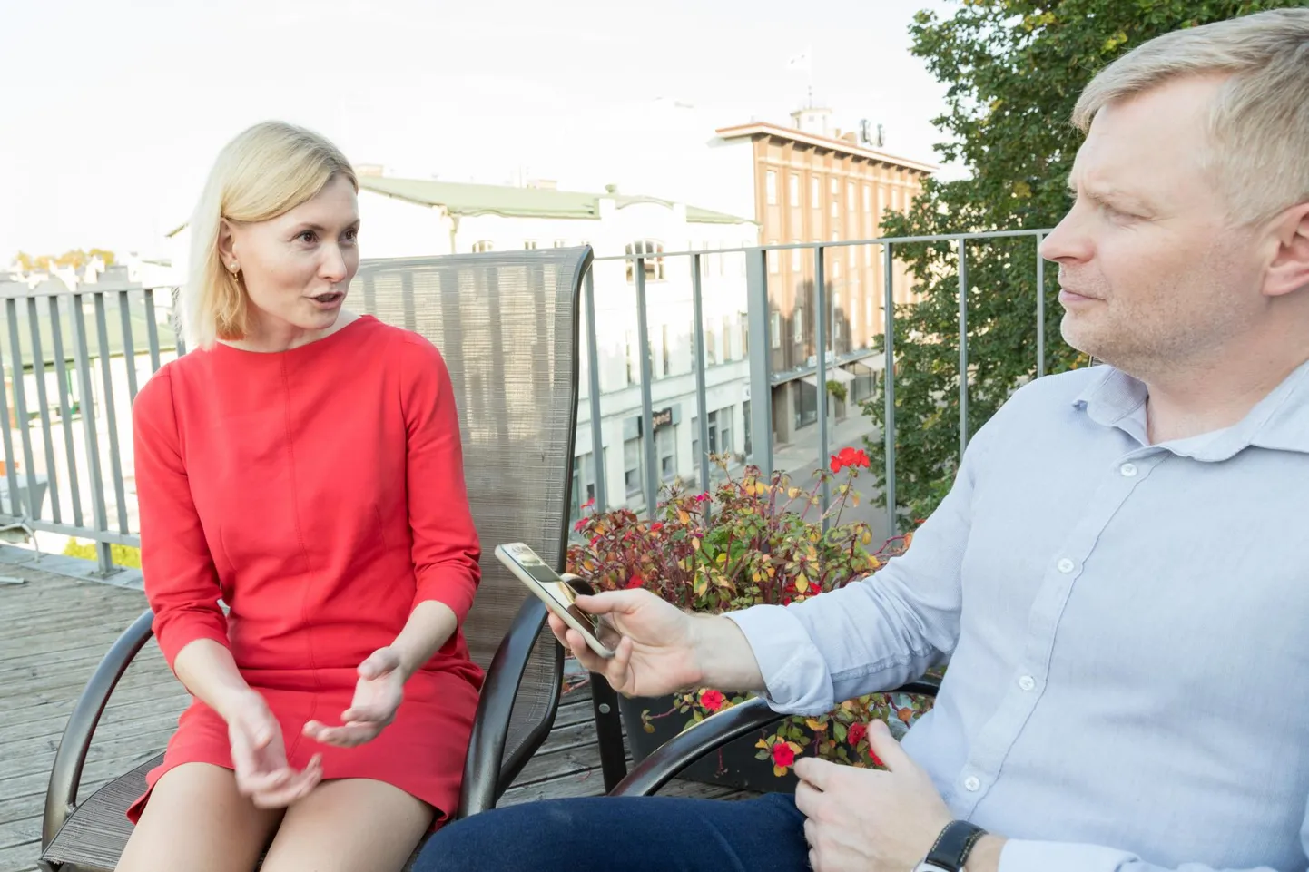 Tervise- ja tööminister Riina Sikkut ütles Sakala peatoimetajale Hans Värele antud intervjuus, et sünnituseks keskmiselt paar korda elus Tallinna või Tartusse sõita ei tohiks olla keeruline, sest suurtes keskustes pakutakse paremat teenust. Samas jättis ta õhku võimaluse, et elanike soovil jäetakse ka aastas 30 sünniga toimetavad osakonnad alles.
