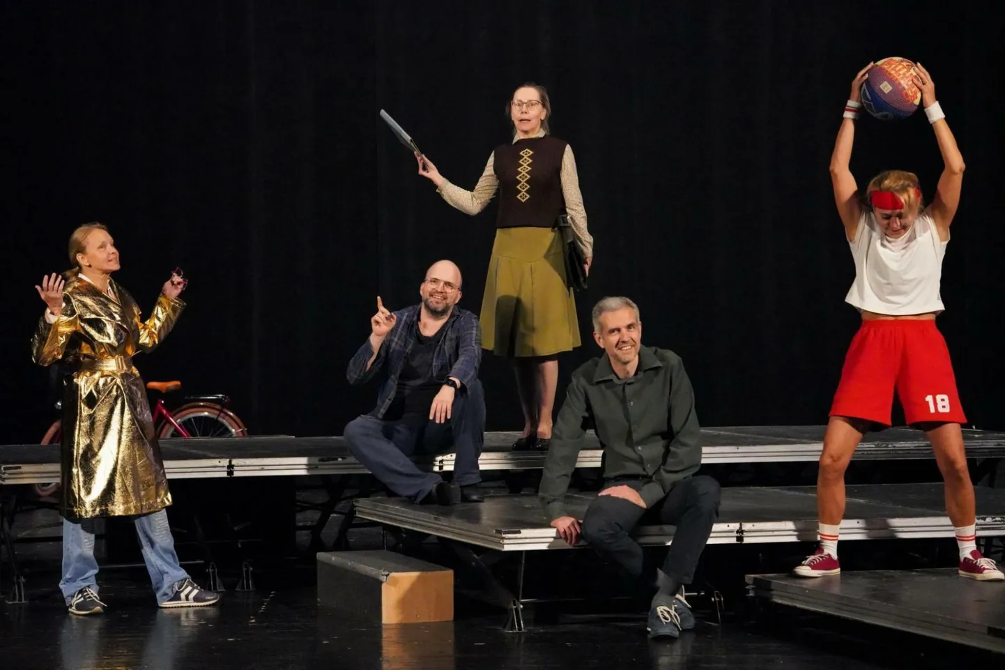 Rakvere teatri juhid Peeter Raudsepp ja Velvo Väli on sattunud keset kolme sõbranna tegemisi. Lavastus “Di ja Viv ja Rose”, kus mängivad Elina Reinold, Tiina Mälberg ja Ülle Lichtfeldt, avab teatri 83. hooaja.
