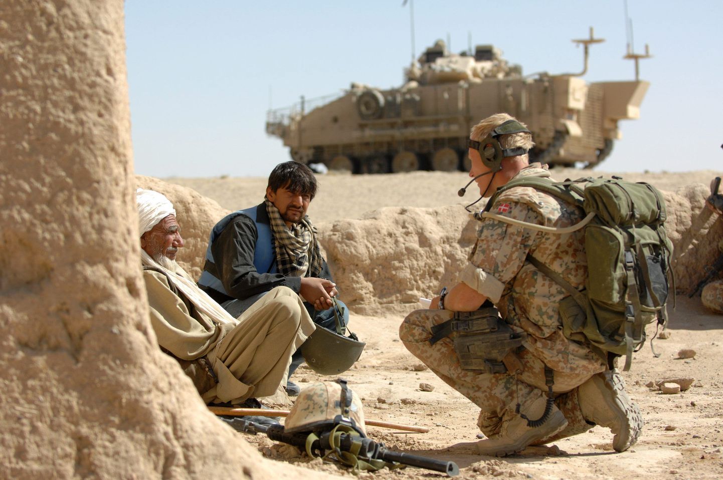 Taani sõdur afgaanidega.