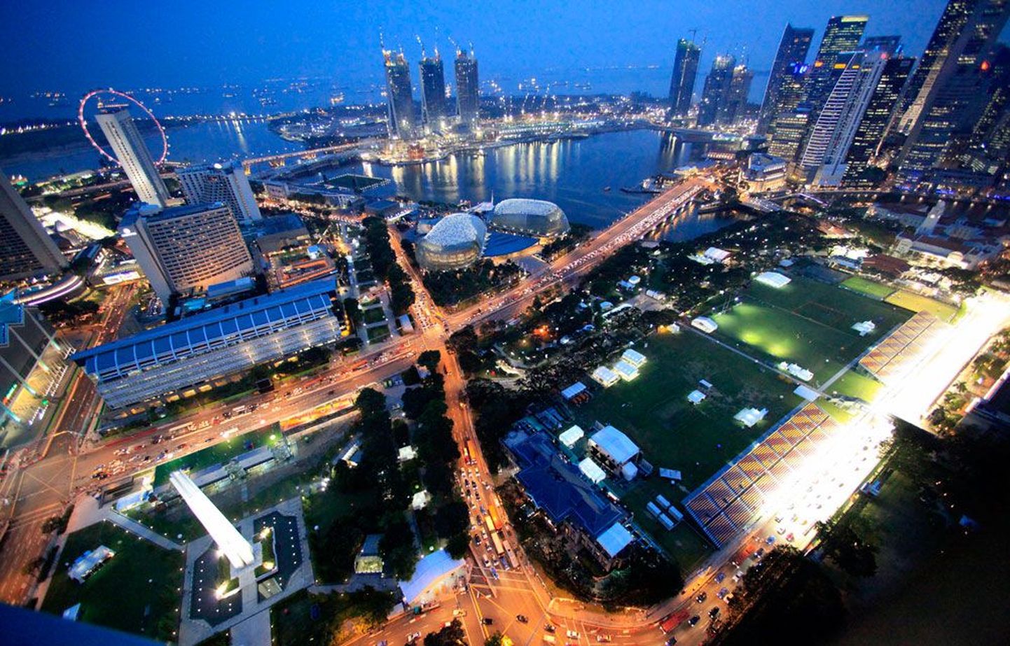 Vormel-1 ööetapp Singapuri südalinnas pakub rohkelt silmailu ning tõotab ülipõnevat võistlust.
