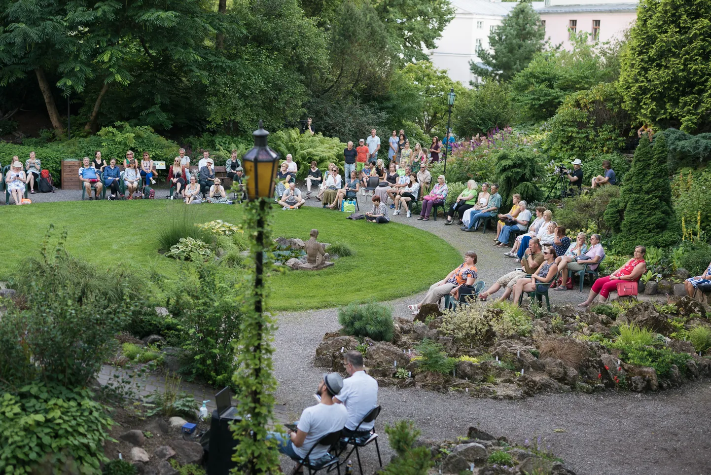 Festivali avapäeval toimub Tartu ülikooli botaanikaaias iga-aastane suursündmus Linnujämm, mis ühendab muusika, luule, tantsu ja loodushariduse.