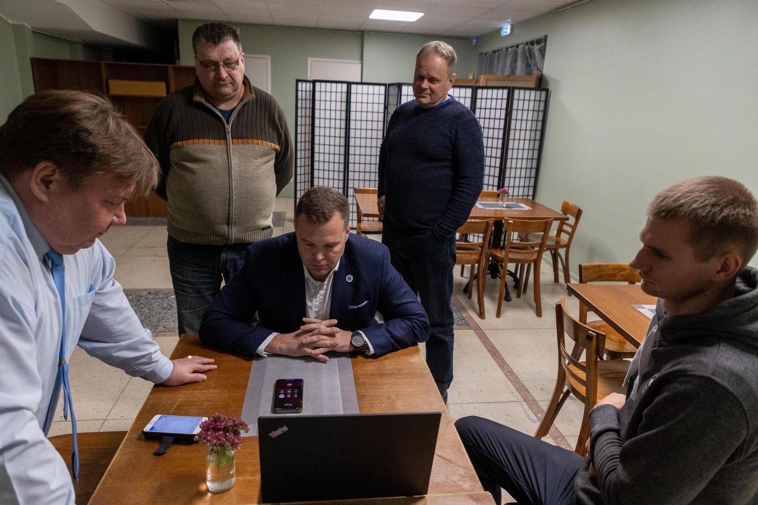 Kui selgusid valmistulemused, asusid EKRE valimispeol Järva valla tulevased volinikud kohe videosilla kaudu konkurente õnnitlema ja koalitsiooni piire kompama.