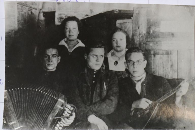 Учителя Михкеля Кангура (справа, с балалайкой) НКВД арестовал раньше всех, в апреле 1938 года, и расстрелял раньше всех, в сентябре того же года.