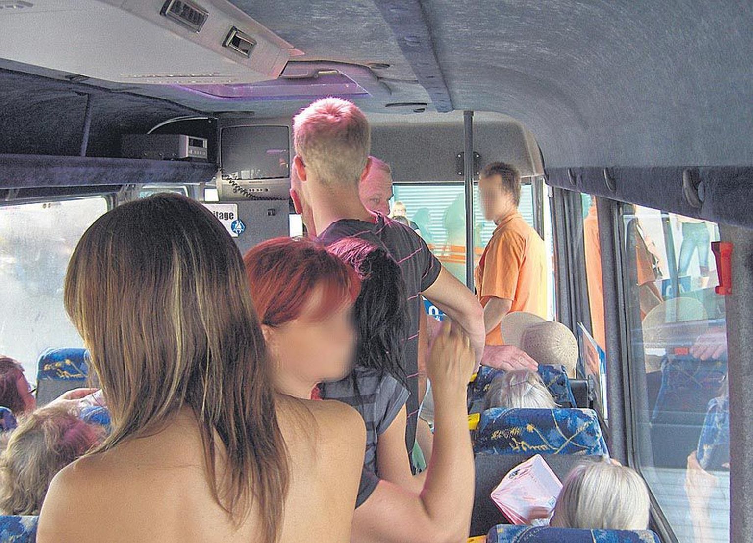 Sellise foto tegi üks sõitja reedel Viljandis Mõisakülla väljunud bussist. Tema sõnul oli seal ruumi napilt nii pikematel istujatel kui seisjatel. Bussis valitses temperatuur, mis pigem sobiks sauna.