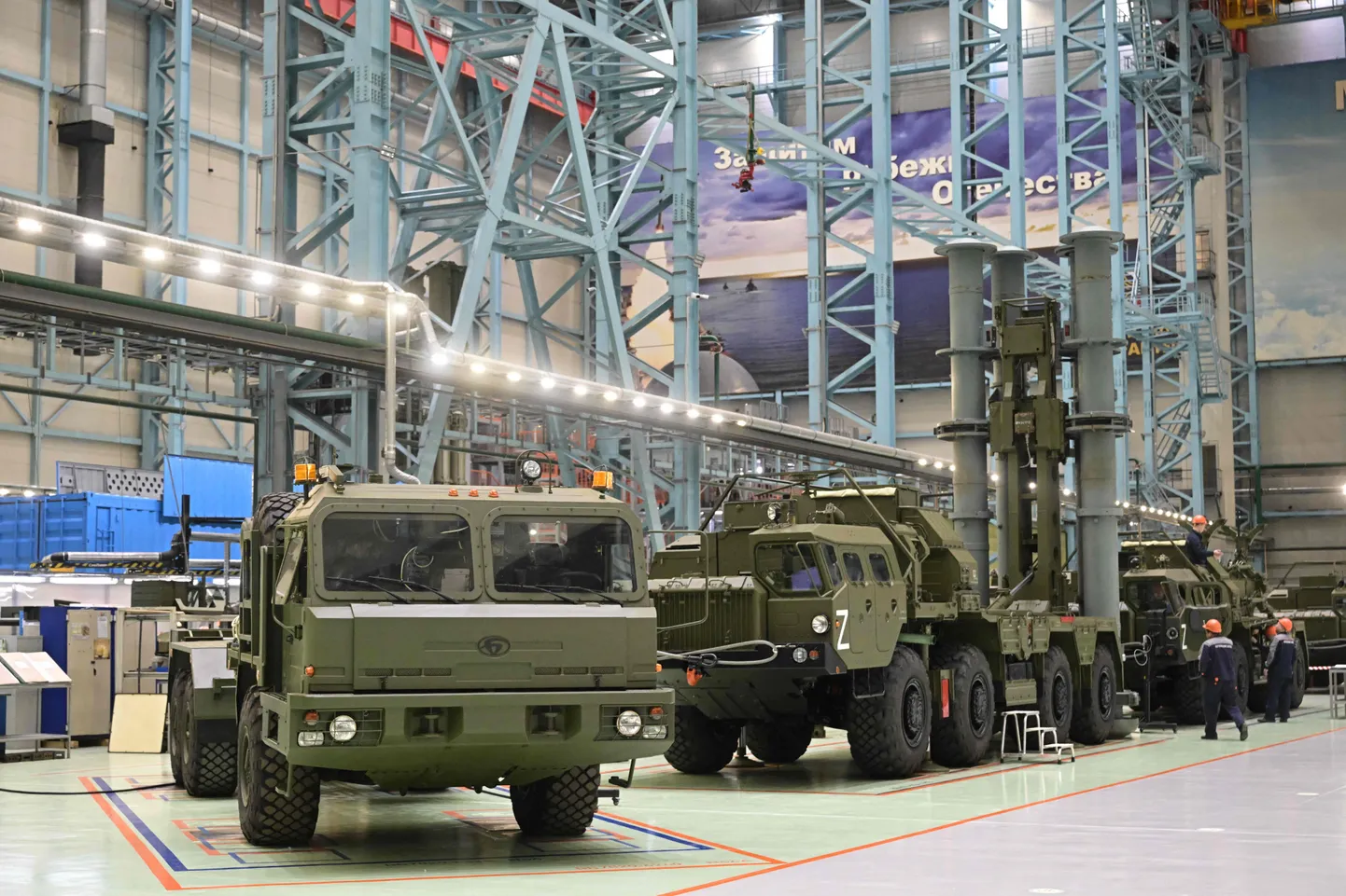 Militaarveokid Almaz-Antey sõjatehases Peterburis.
