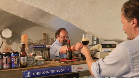 Fotod: politoloogist õllekorüfee lõi aukartust äratava saavutuse puhul poekülastajatega klaase kokku
