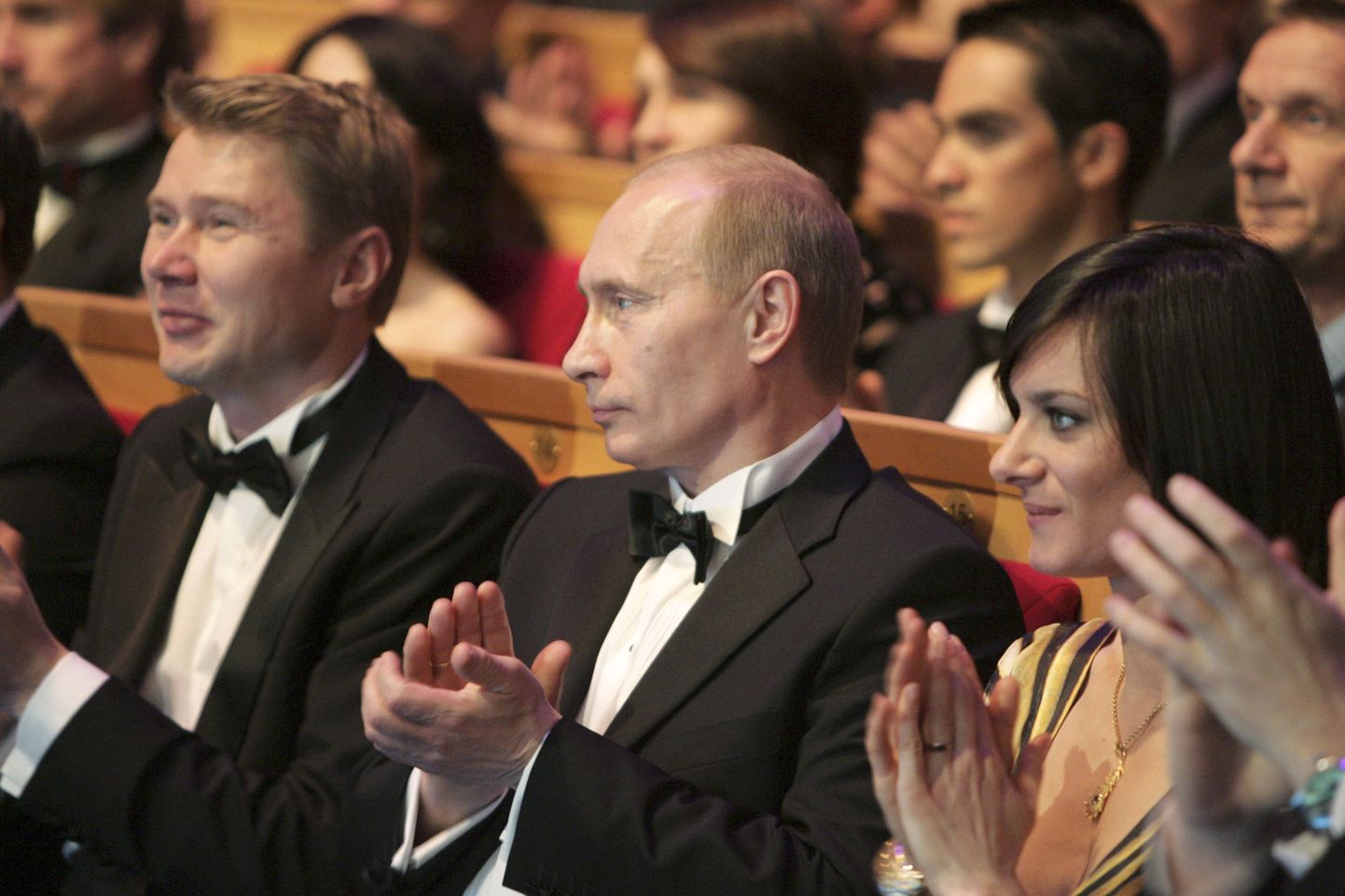 Mika Häkkinen (vasakul) koos Venemaa presidendi Vladimir Putini (keskel) ja teivashüppaja Jelena Isinbajevaga Laureus Sports auhinnagaalal