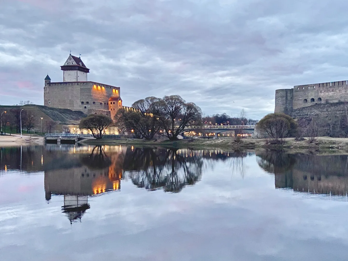 Нарвская и Ивангородские крепости на двух берегах пограничной реки.