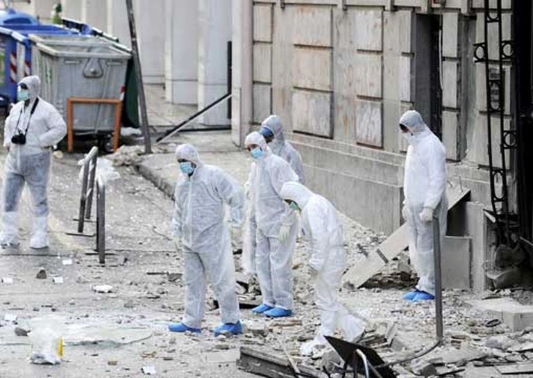 24 ноября 2015 года. Судебно-медицинские эксперты возле здания федерации предпринимателей, где взорвалась бомба. 