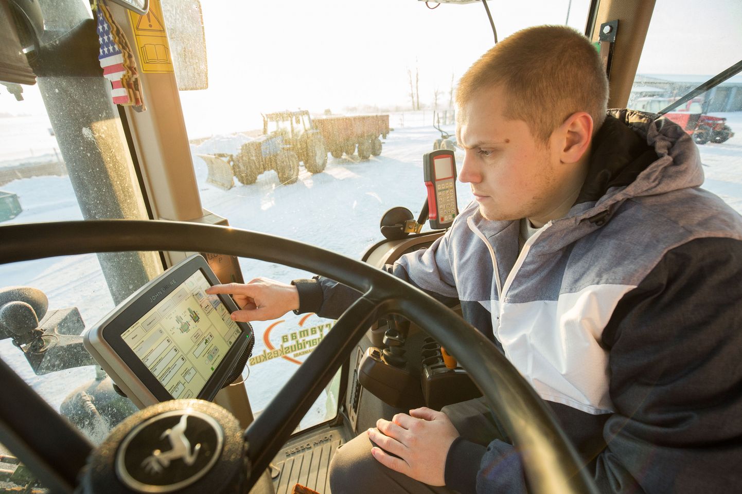Baltic Agro Mascinery paigaldas Järvamaa kutsehariduskeskuse John Deere´i traktorile automaatroolimissüsteemi.