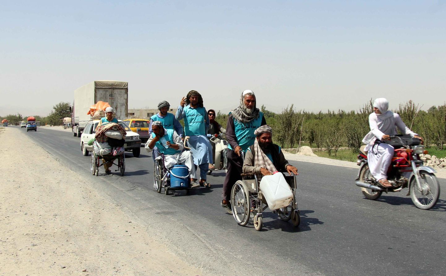 Üleeile asusid paljud afgaanid Herāti provintsist teele pealinna Kabuli poole, kutsumaks üles lõpetama sõjategevust Kandahāri provintsis.