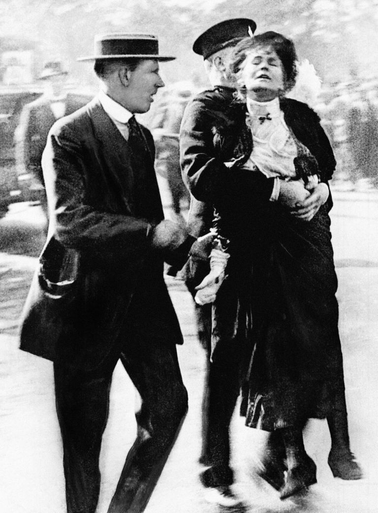 Briti politsei naisliikumise juhti Emmeline Pankhursti vahistamas. 