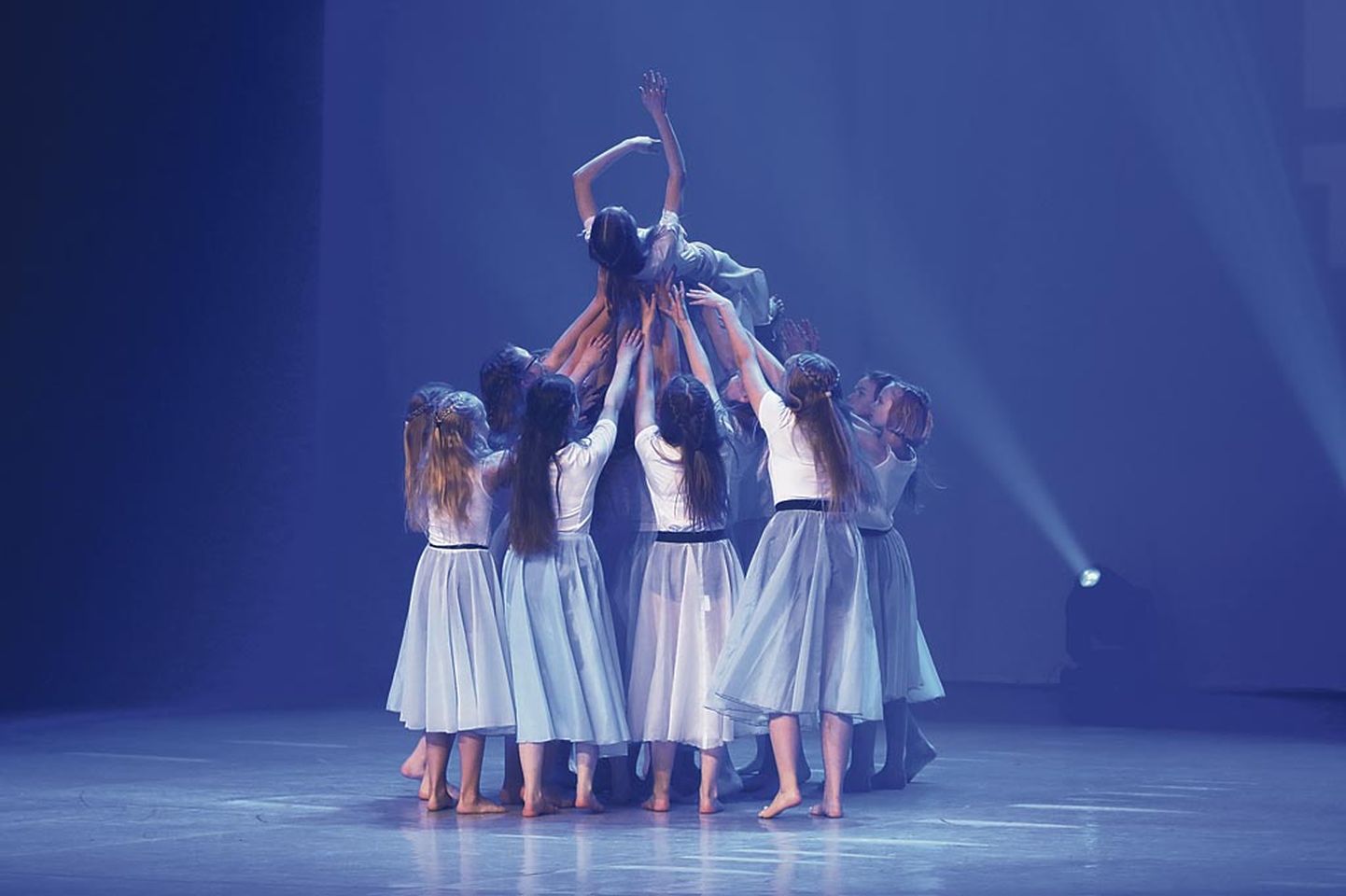 Kuuenda klassi õpilase Mia Ormi lavastatud tants ‘‘Taaskohtumine”.