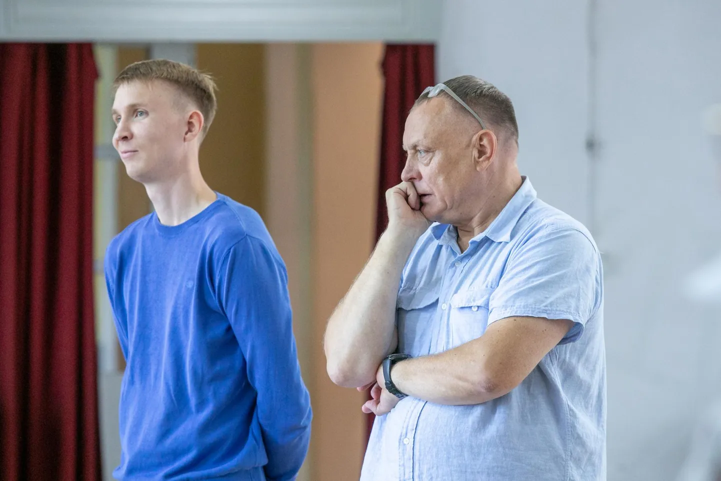 Vallavanem Ivar Lillebergi (vasakul) sõnul otsitakse täitmata ametikohale inimest, kellel peab olema kõrgharidus ning kes tunneb ennast koduselt tehniliste jooniste lugemises ja täiendamises. Paremal Annes Naan.