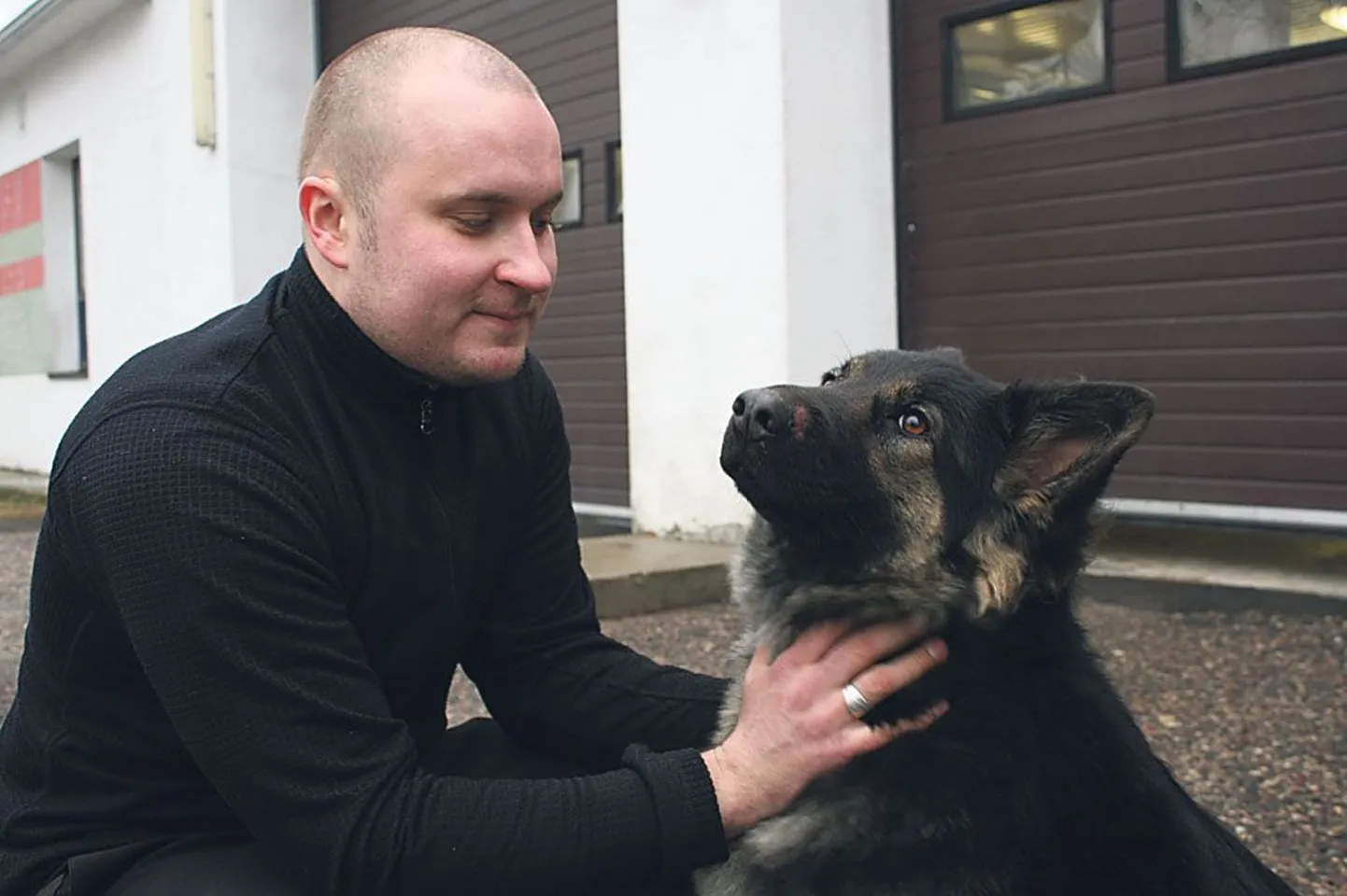 Koerajuht Ott Roossaar ja pikakarvaline Saksa lambakoer Nelfi alustasid õpinguid, et ühise meeskonnana olla tulevikus edukad lõhkeainete leidmisel.