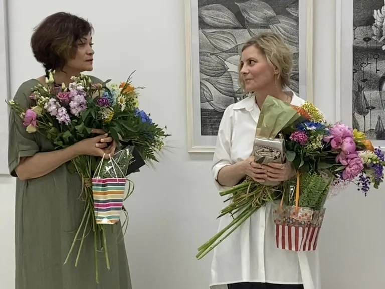 Ольга Тюрина и Жанна Голубцова на открытии выставки «Она и она».