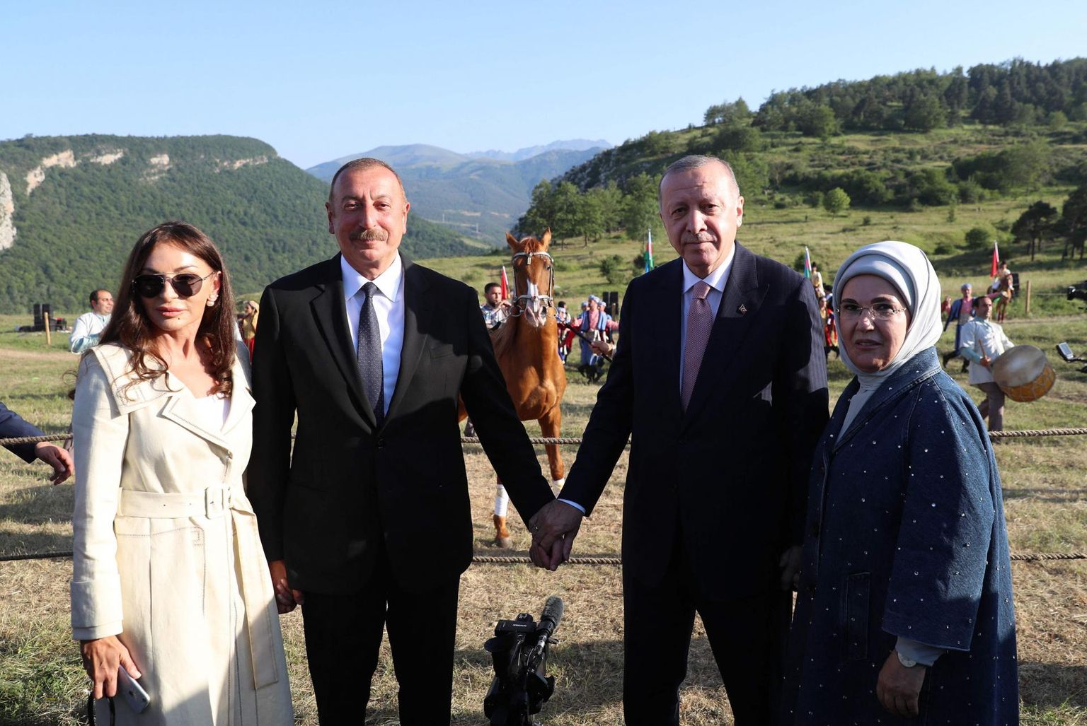Türgi ja Aserbaidžaani presidendid koos kaasadega üleeile Mägi-Karabahhis Şuşas.