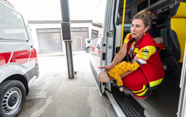 Kui beebi on lämbumisohus, kui näib, et võõrkeha takistab ta hingamist, ei tohi teda jalgadest kinni võttes ja pea alaspidi hoides raputada. Viga võivad saada liigesed, kael, aju. Ta tuleb panna käsivarrele, pea allapoole asendis ning anda vastu selga käega tugevaid lööke. Koputamisest ei piisa.