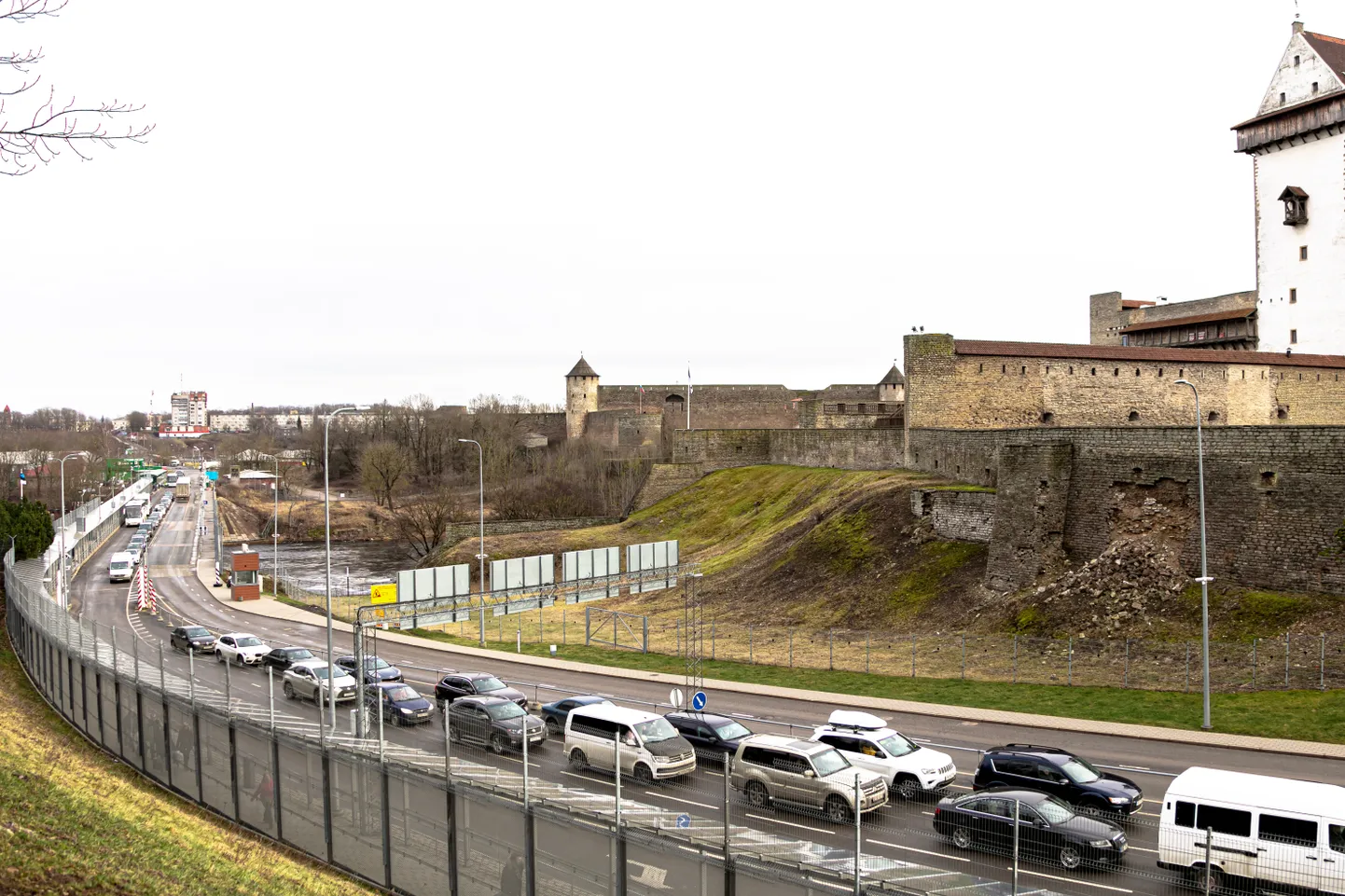 Очередь автомобилей из России в Эстонию на мосту между Нарвой и Ивангородом.