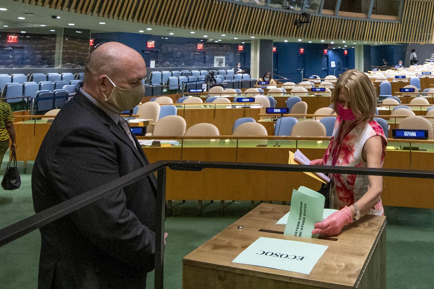 Norra suursaadik ÜRO-s Mona Juul hääletab maailmaorganisatsiooni julgeolekunõukogu valimistel ÜRO New Yorgi peakorteris assambleesaalis koroonaviiruse pandeemia tõttu kehtestatud ja tavapärasest erineval hääletusel.