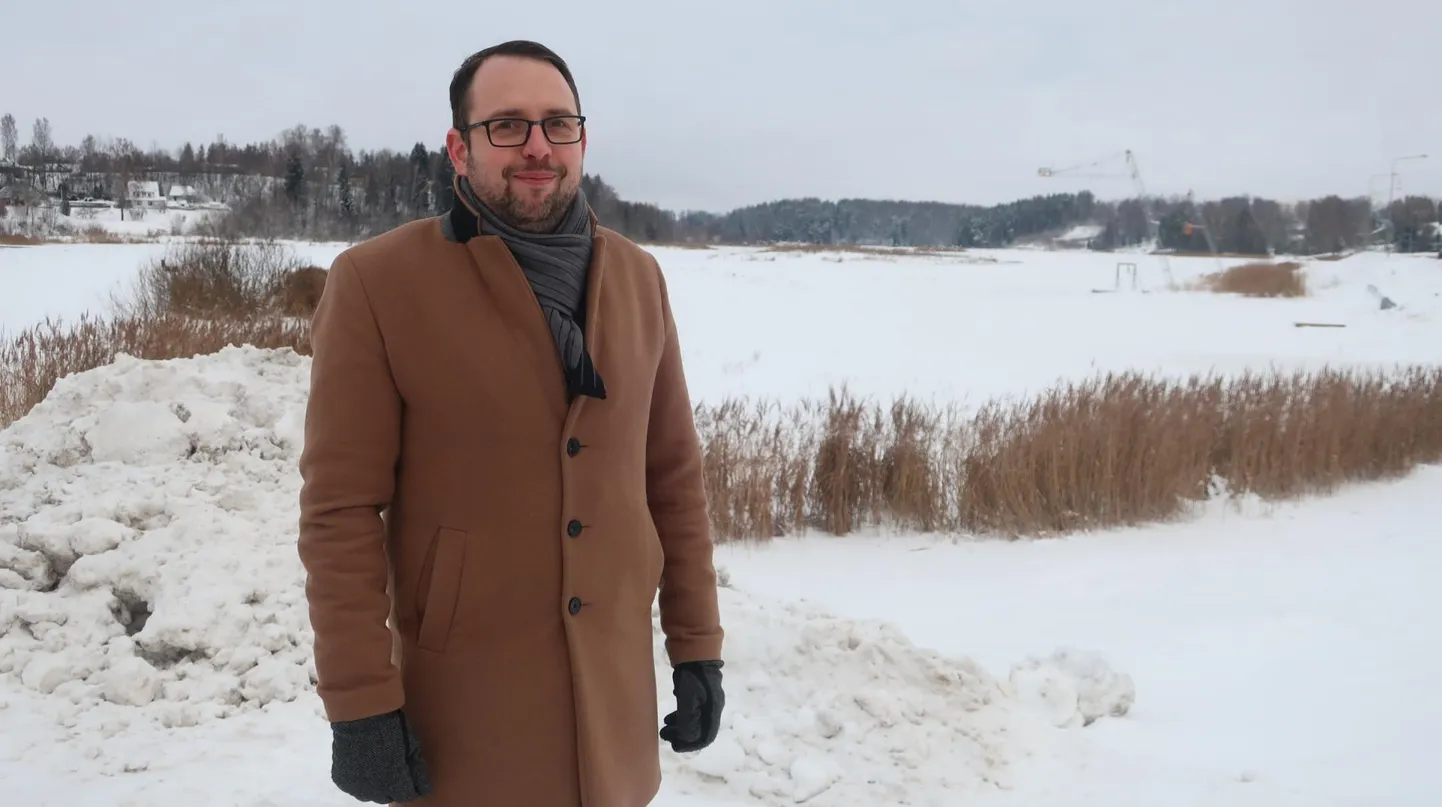 Põlva vallavanema Martti Rõigase sõnutsi ei pruugi jää ja lume alt arugi saada, kui palju järves vett on.