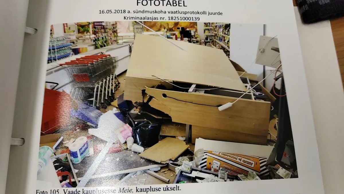 Loomulikult ei saanud plahvatuses kahjustada ainult pangaautomaat. Kaupluse müügisaali sisemus oli otse kui maavärina üle elanud, põrandaid katsid ukse- ja aknaklaaside purunemisest tekkinud killud, laest alla kukkunud kipsplaaditükid, riiulitelt maha paiskunud toidu- ja joogikraam.