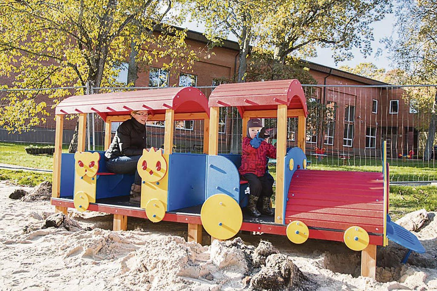 Rongijuht Raven sõidutab oma esimesel lasteaiapäeval ema Piret Paitsi. Ühes sõimerühma avamisega laiendas Uulu lasteaed ka hooviala, rajades kõige pisematele omaette mänguplatsi.