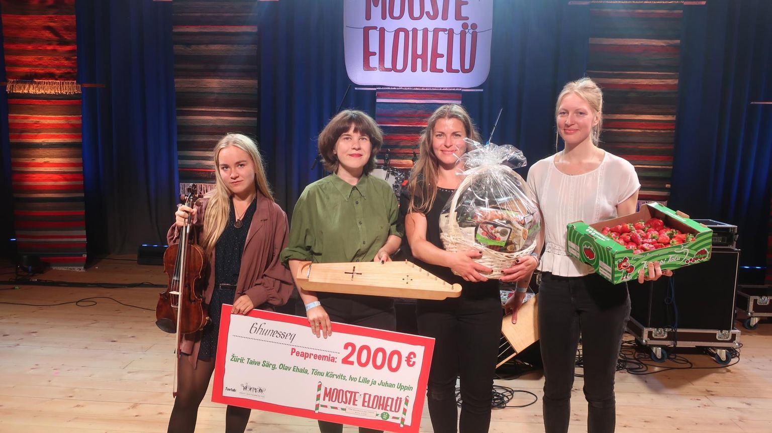 Ansambli 6hunesseq liikmed Maria Mänd (vasakult), Kaisa Kuslapuu, Marion Selgall ja Greta Liisa Grünberg võidetud auhindadega.