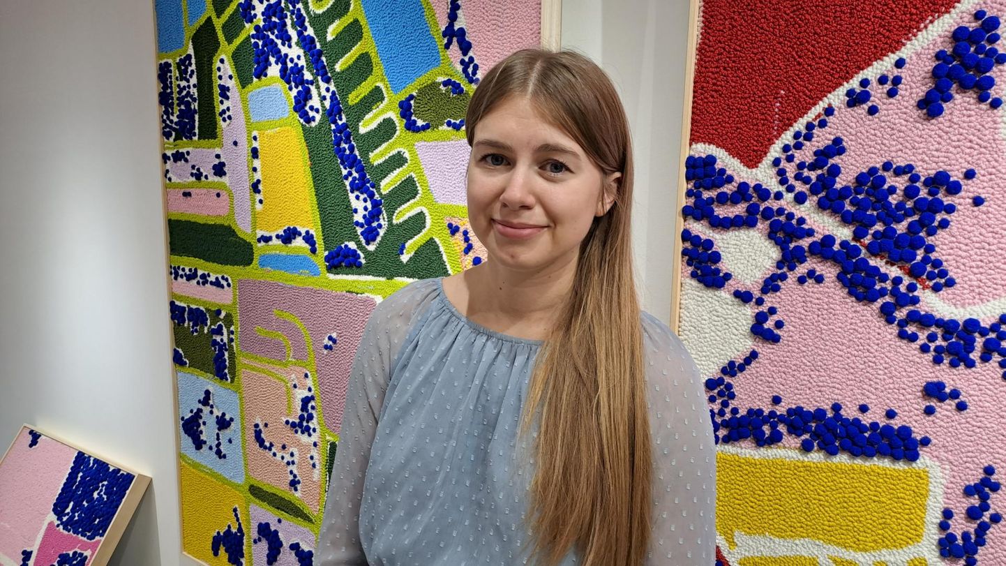 Tekstiili- ja installatsioonikunstnik Maryliis Teinfeldt-Grins kombineerib oma loomingus tikandit, fotot, gobelääni, joonistust ja murdekeelset luulet.