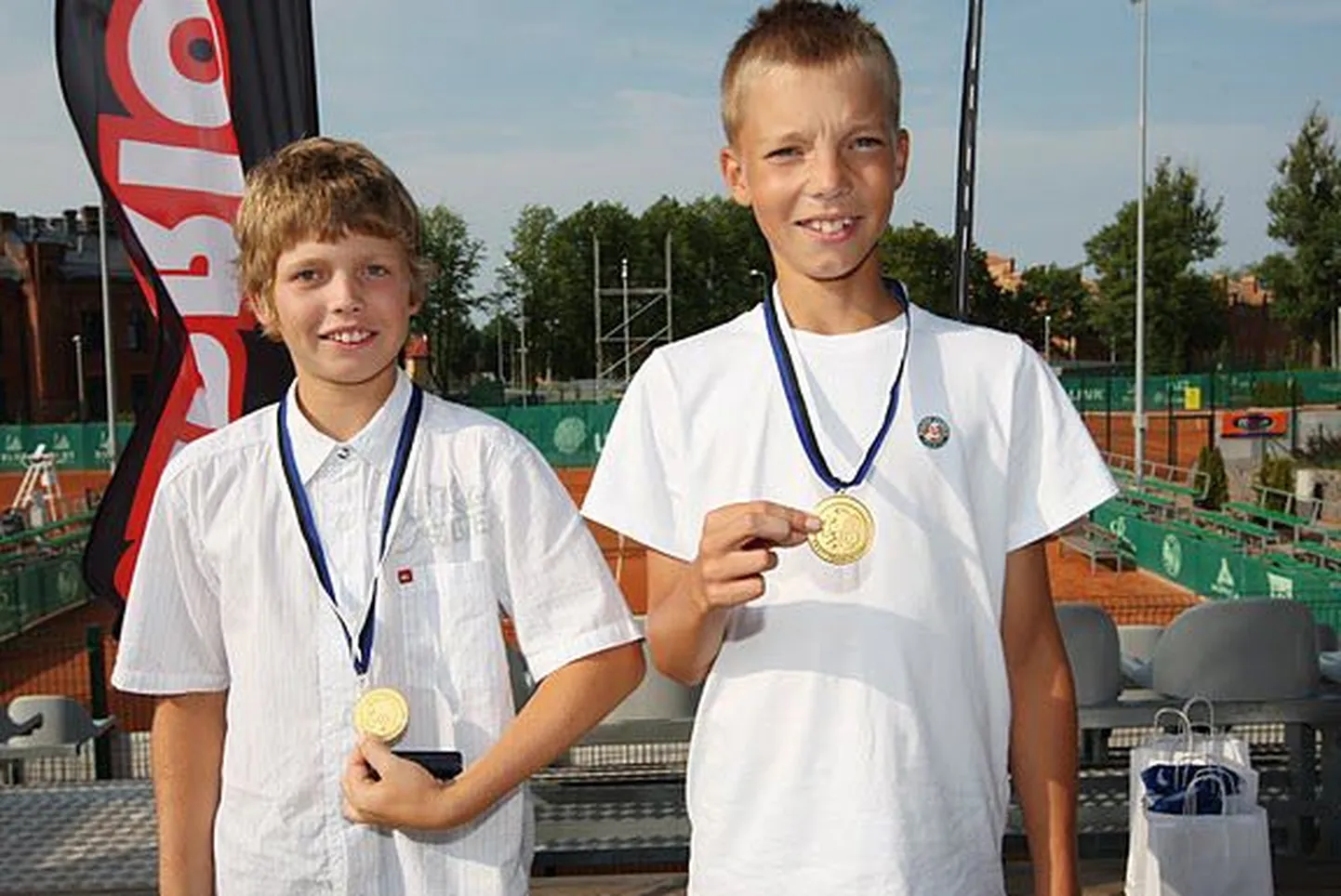Kenneth Raisma (paremal) ja Kristjan Tamm paarismängu medalitega.