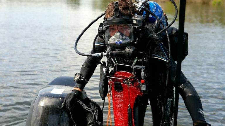 Michael Bennett on sukeldudes avastanud palju kaotatud esemeid, millest üks oli 15 kuud jõe põhjas vedelenud Erica Bennetti iPhone.