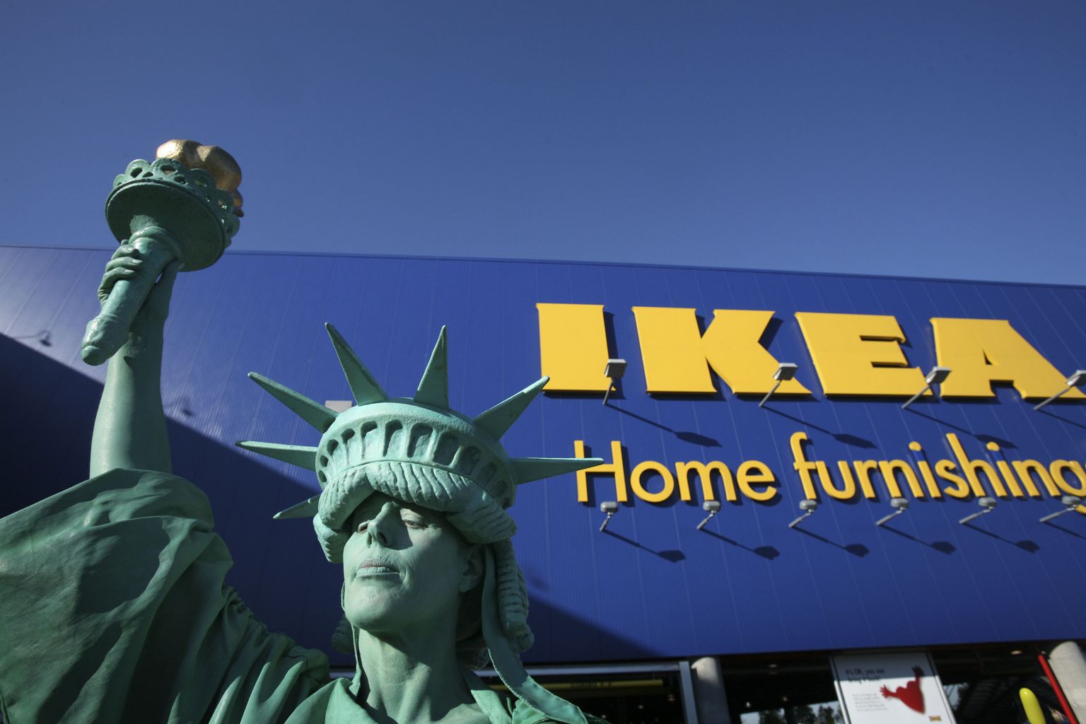 Penny England is the Statue of Liberty during the grand opening of New York City's first Ikea store on Wednesday, June 18, 2008 in the Red Hook section of Brooklyn. The Swedish-based retailer, which sells easy-assembly furniture and house wares, has 34 other stores in the United States. (AP Photo/Mark Lennihan)   / SCANPIX Code: 436