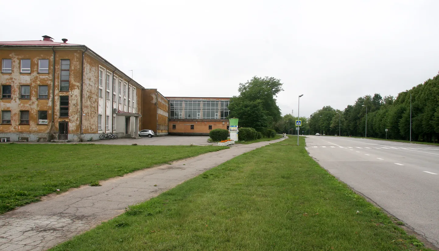 Hiidspordiküla projekti raames on muu hulgas plaanis praegune amortiseerunud ujula Järveküla teel lammutada, vana spordihoone rekonstrueerida ja teisele poole tänavat rajada uus 20 000 ruutmeetri suurune tervise- ja spordikeskus, kus peaksid paiknema nii ujula kui tennise-, pallimängu-, jõu- ja aeroobikasaalid. PEETER LILLEVÄLI