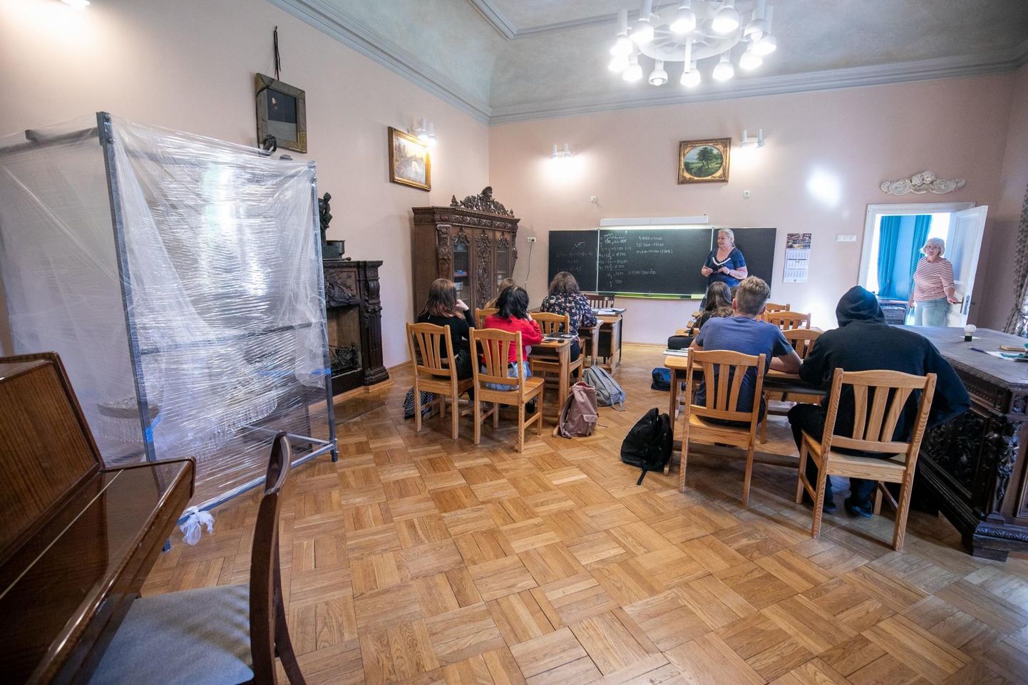 Uuendustöödele ette jäänud nikerdustega mööbel on tõstetud klassiruumi, kus Muuga kooli õpilased oma armsas majas viimaseid teadmisi omandavad.