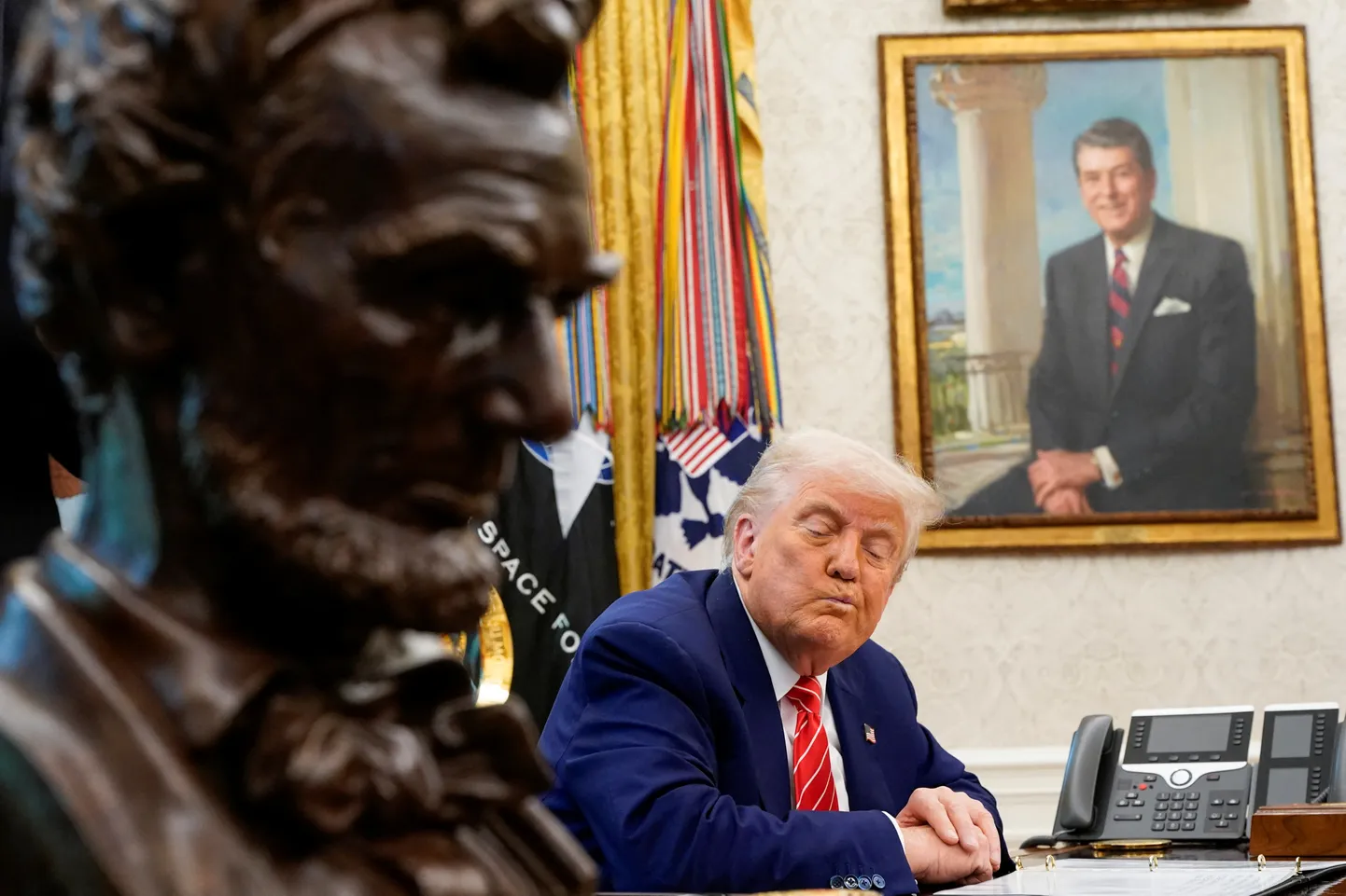 USA president Donald Trump reageerib USA endise presidendi Ronald Reagani portree kõrval pressikonverentsil Valge Maja ovaalkabinetis Washingtonis USAs 30. mail 2025.