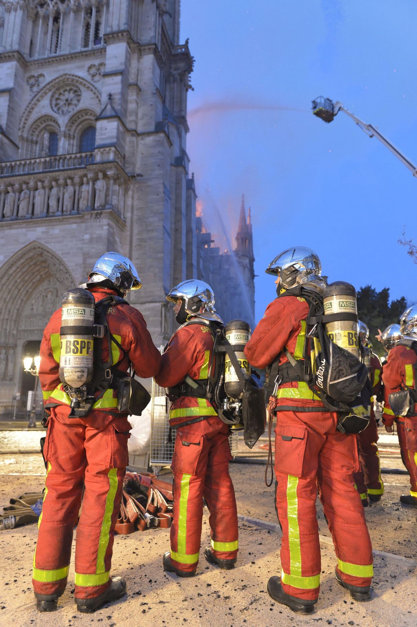 400 Pariisi tuletõrjujat tegid Jumalaema kiriku kustutamiseks kangelaslikke jõupingutusi.