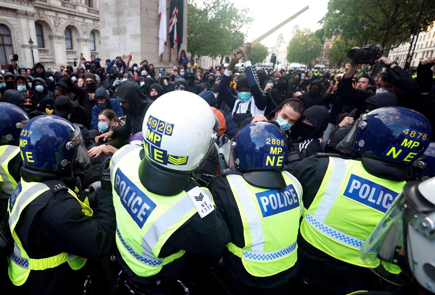 Meeelavaldajad Londonis politseinikke ründamas.
