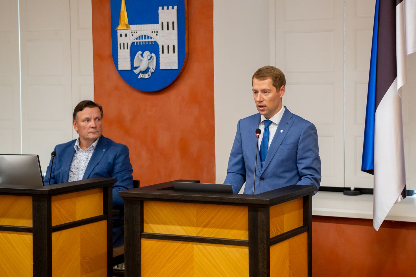 Volikogu esimees Jaanus Tamkivi ja vallavanem Mikk Tuisk volikogu istungil.