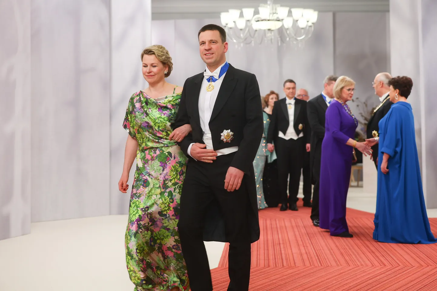 Tervitamine Estonias. Toonane riigikogu aseesimees Jüri Ratas abikaasaga.
