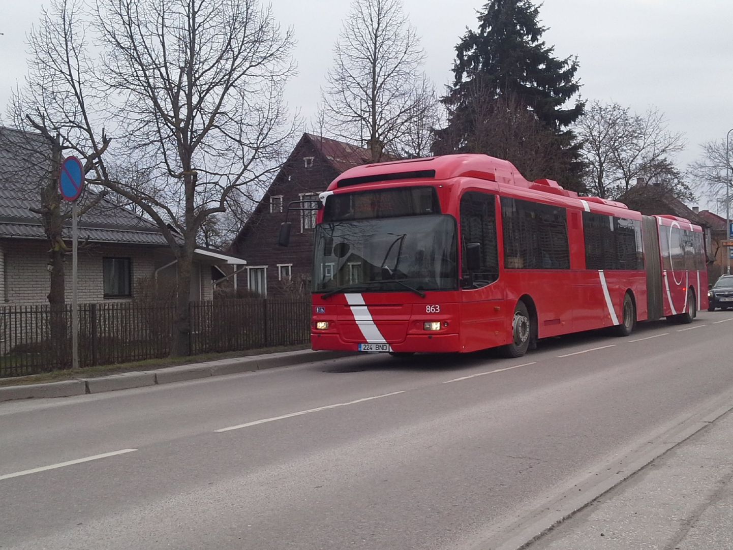 Tartus liiguvad uued lõõtsabussid. Pildil sõidab buss Puusepa tänaval.