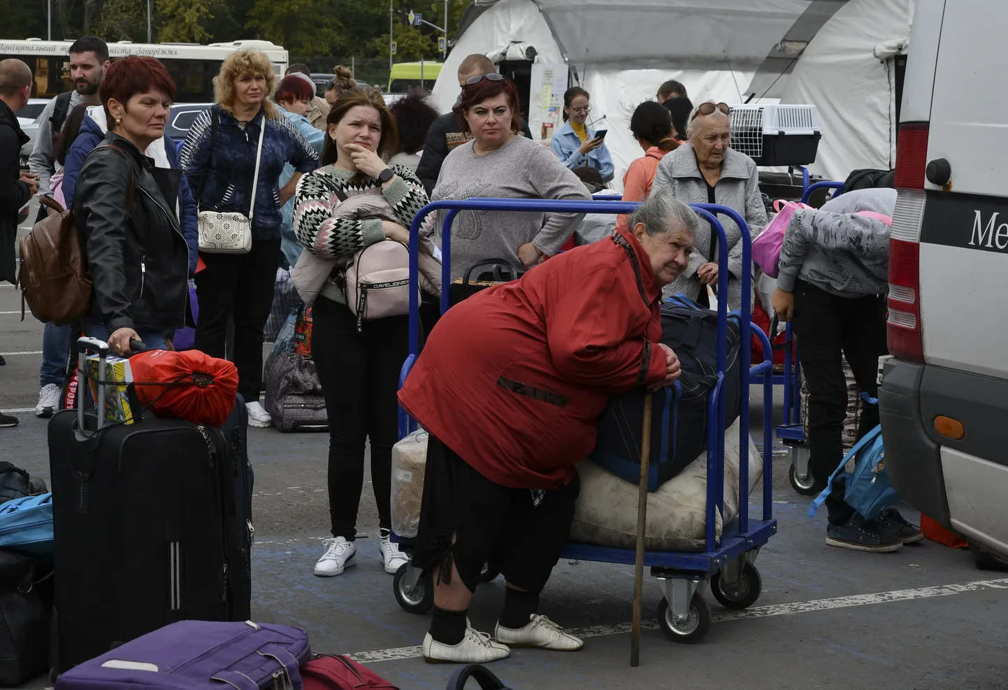 Venemaa poolt Ukrainas okupeeritud aladelt Zaporižžjasse jõudnud põgenikud, kes tahavad edasi liikuda Kiievisse ja Lääne-Ukrainasse